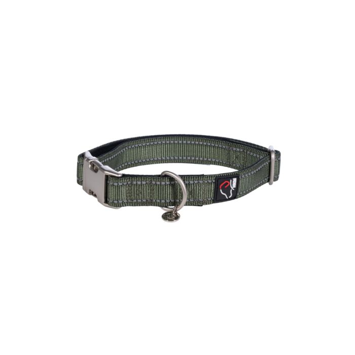 Stijlvolle hondenhalsband Anam Cara van sterk nylon in olijf. Traploos verstelbaar, reflecterend en comfortabel met softopreen. Verkrijgbaar voor kleine en grote honden. Bestel bij Livin Dog Shop.
