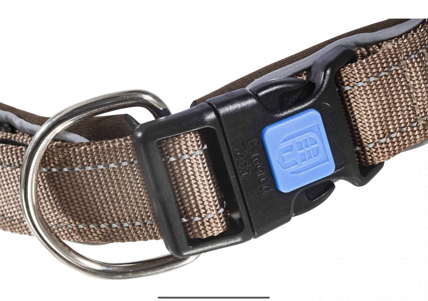 Koop de ArmoredTech hondenhalsband Mocca bij Livin Dog Shop. Design halsband met neopreen comfort, reflecterend materiaal en Safety Click System. Verkrijgbaar in meerdere maten.