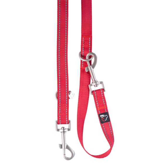 Dogs Trainingsriem Anam Cara nylon hondenriem in rood, verstelbaar in 3 lengtes en 200 cm lang. Stevig, reflecterend en ideaal voor training en wandelen.
