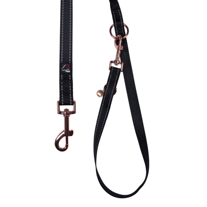 Dogs trainingsriem Anam Cara zwart rosegold is een verstelbare nylon hondenriem van 200 cm met reflecterende details en luxe rosegold afwerking. Ideaal voor hondentraining en dagelijkse wandelingen.