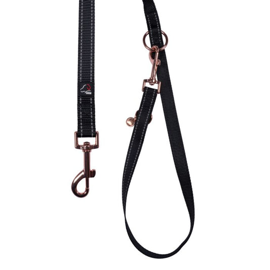 Dogs trainingsriem Anam Cara zwart rosegold is een verstelbare nylon hondenriem van 200 cm met reflecterende details en luxe rosegold afwerking. Ideaal voor hondentraining en dagelijkse wandelingen.