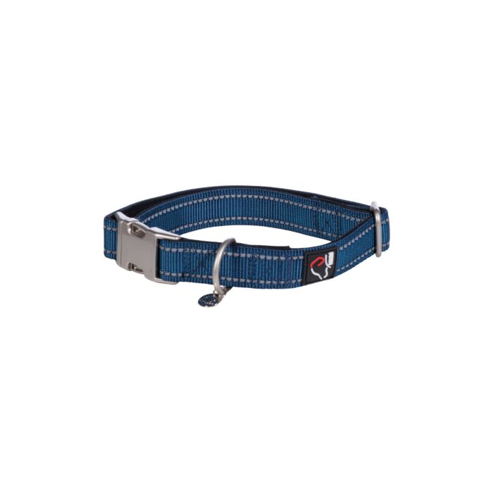 Stijlvolle hondenhalsband Anam Cara van sterk nylon in donkerblauw . Traploos verstelbaar, reflecterend en comfortabel met softopreen. Verkrijgbaar voor kleine en grote honden. Bestel bij Livin Dog Shop.