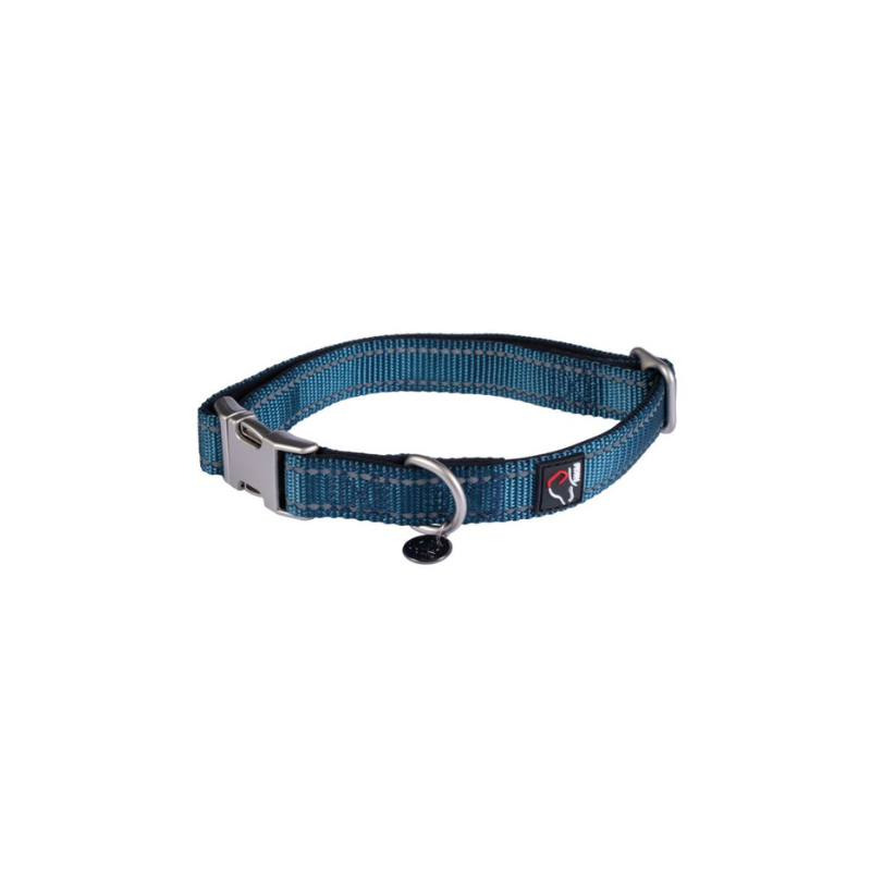 Stijlvolle hondenhalsband Anam Cara van sterk nylon in petrol. Traploos verstelbaar, reflecterend en comfortabel met softopreen. Verkrijgbaar voor kleine en grote honden. Bestel bij Livin Dog Shop.