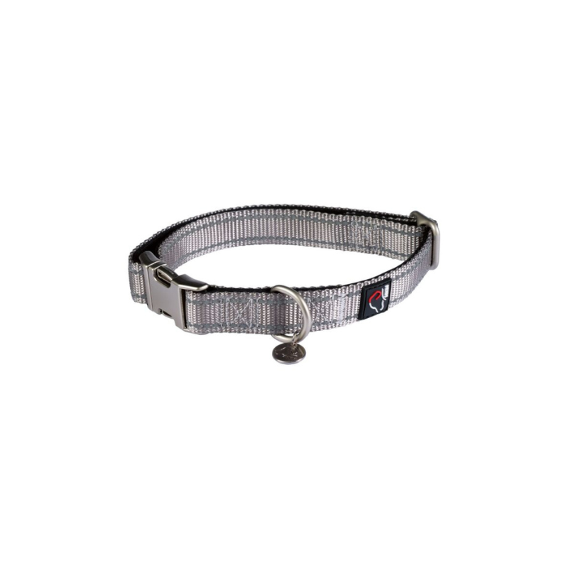 Stijlvolle hondenhalsband Anam Cara van sterk nylon in taupe. Traploos verstelbaar, reflecterend en comfortabel met softopreen. Verkrijgbaar voor kleine en grote honden. Bestel bij Livin Dog Shop.