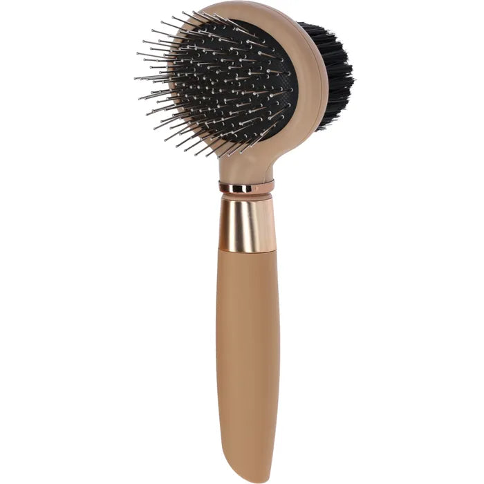 De MagicBrush dubbele borstel verwijdert losse haren en klitten en geeft glans aan de vacht. Flexibele kop, ergonomisch. Nu bij Livin Dog Shop!