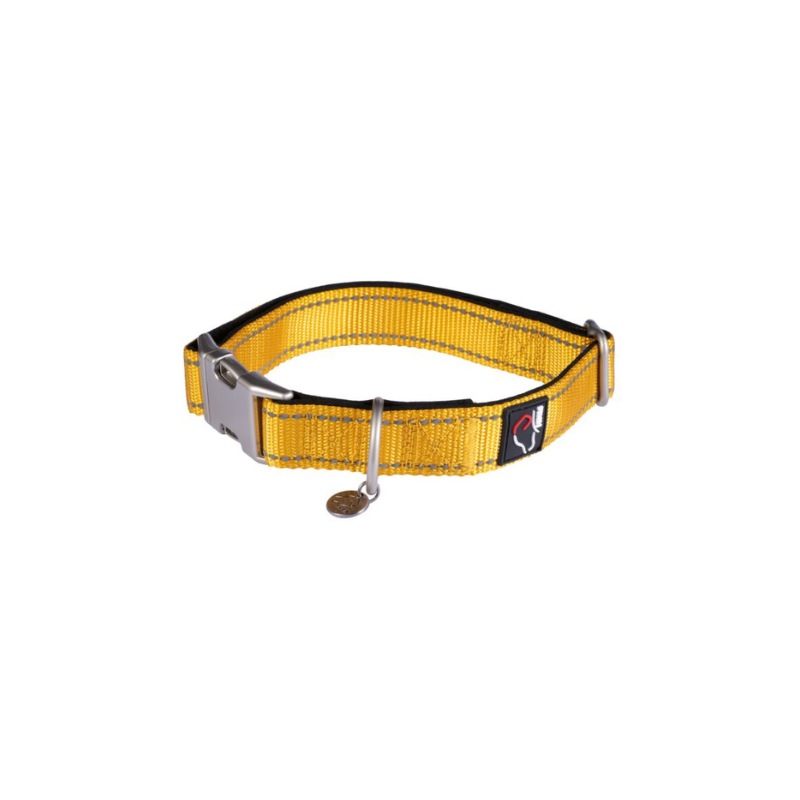 Stijlvolle hondenhalsband Anam Cara van sterk nylon in goudgeel. Traploos verstelbaar, reflecterend en comfortabel met softopreen. Verkrijgbaar voor kleine en grote honden. Bestel bij Livin Dog Shop.