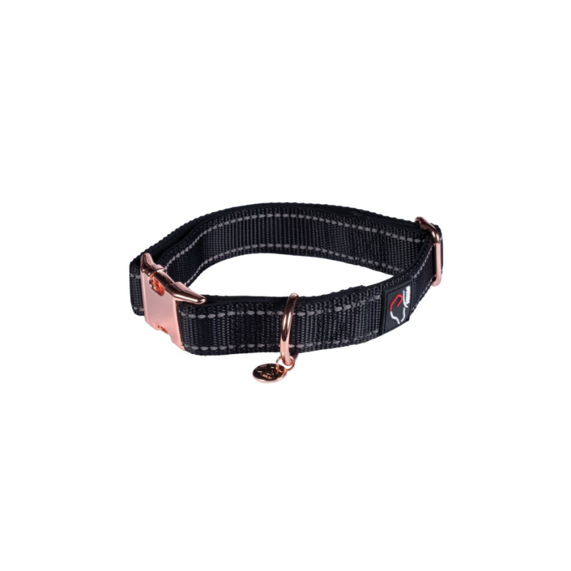 Stijlvolle hondenhalsband Anam Cara van sterk nylon in zwart met rosegoud. Traploos verstelbaar, reflecterend en comfortabel met softopreen. Verkrijgbaar voor kleine en grote honden. Bestel bij Livin Dog Shop.
